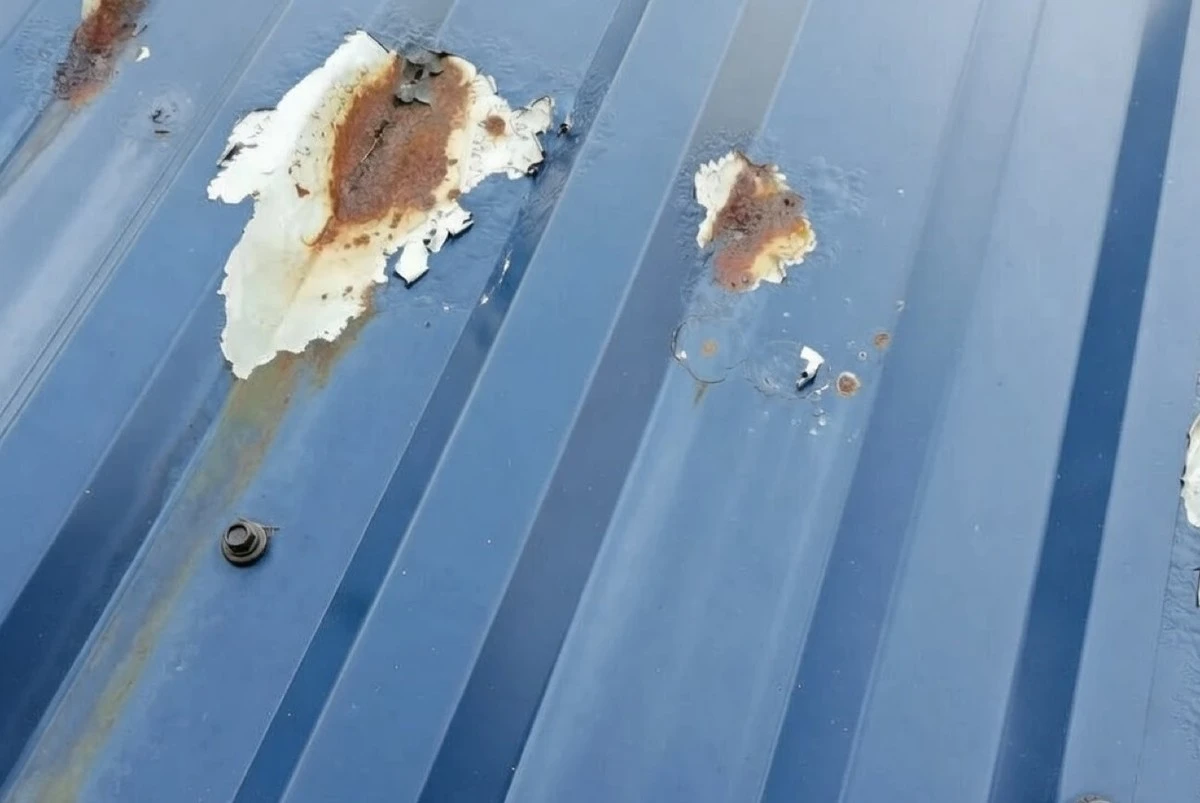 La óxido en tu tejado metálico tiene solución: 3 remedios caseros que te ahorrarán miles