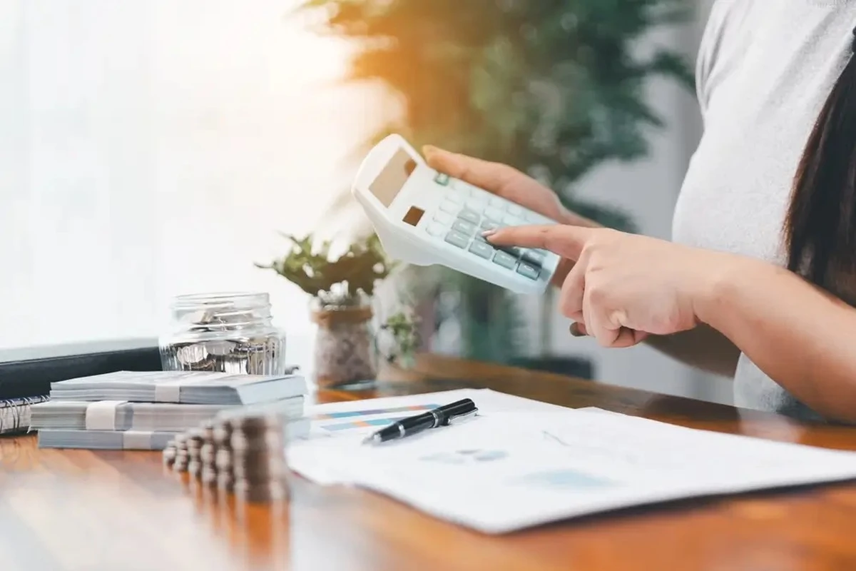 Cuánto dinero deberías tener ahorrado si tienes menos de 45 años: La cifra que te dejará sin aliento