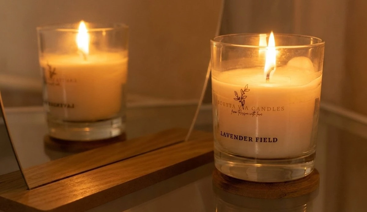 Un espejo delante de una vela: el truco sencillo para multiplicar la luz en casa