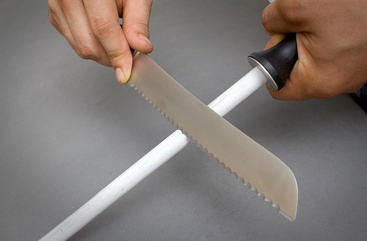 El secreto para un cuchillo serrado afilado como navaja en 5 minutos (sin gastar nada) - image 1