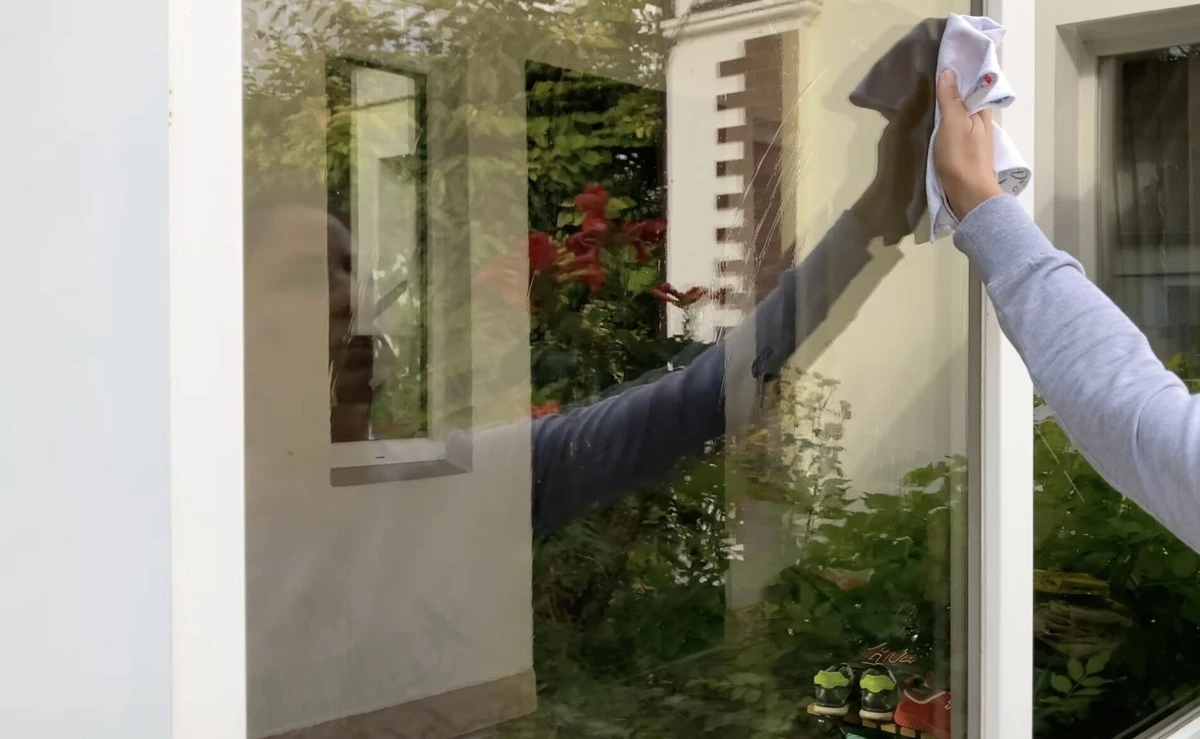 El truco de mi suegra para ventanas impecables todo el año: brillo 10/10 en febrero y más allá