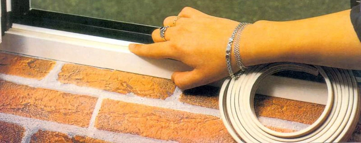 eltrucodelrollo-extra-1.webp El truco del rollo de cocina bajo la puerta que detiene el frío y te ahorra calefacción - image 1