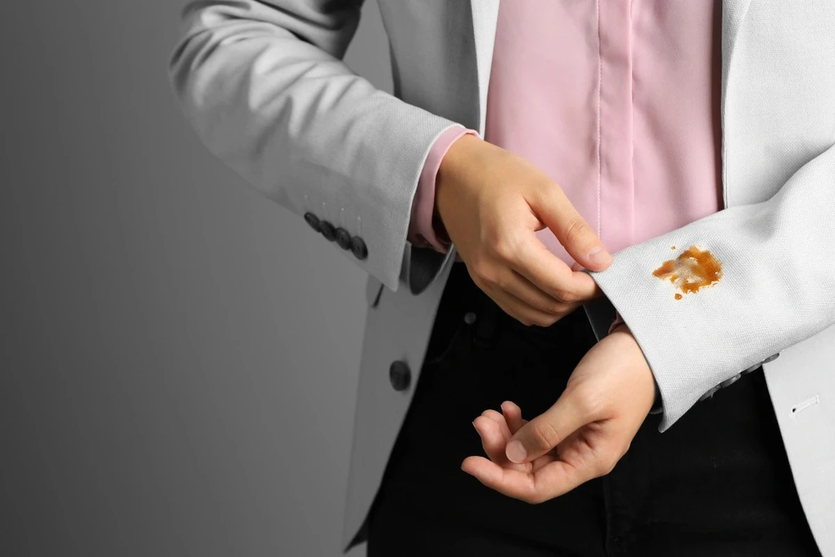 Adiós a las manchas en tu chaqueta de primavera: el truco de las dos gotas que te ahorra la lavadora - image 1