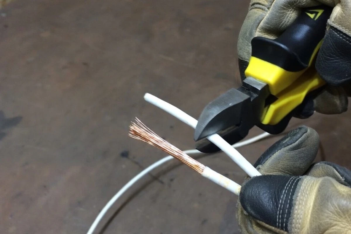 Cómo pelar cables rápidamente y sin errores: tipos de herramientas y trucos profesionales