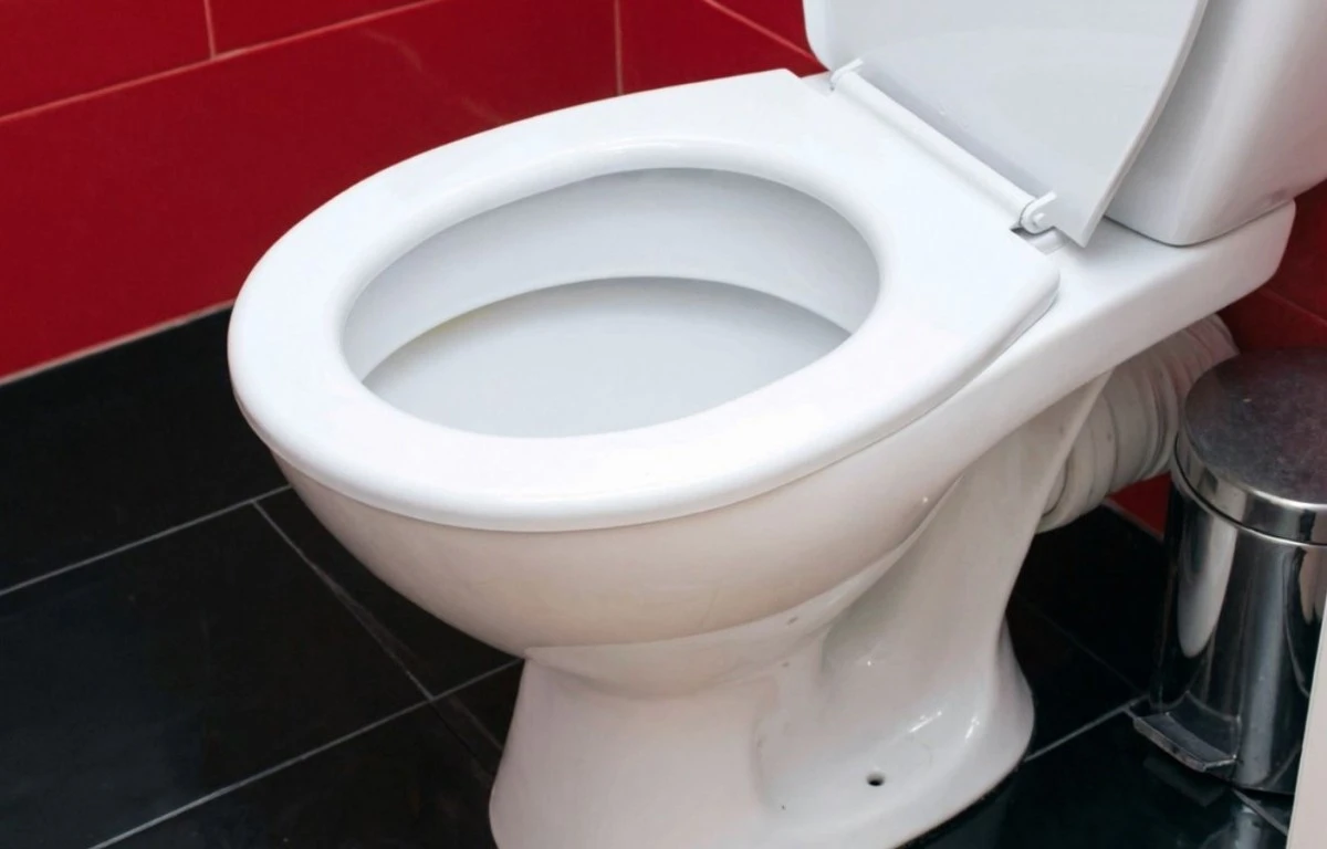 Piedra de orina y óxido en el inodoro desaparecen en una hora: recuerda este método de limpieza rápido y sencillo