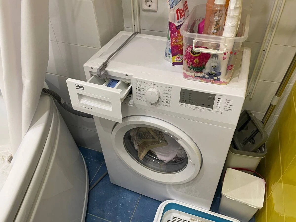 Why I keep a bottle of white vinegar in my bathroom, not the kitchen: benefits for your washing machine and clothes