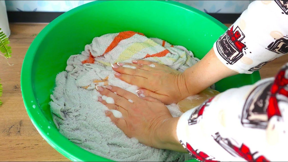 Adiós al olor a humedad: un truco con pasta de dientes que transforma tus toallas