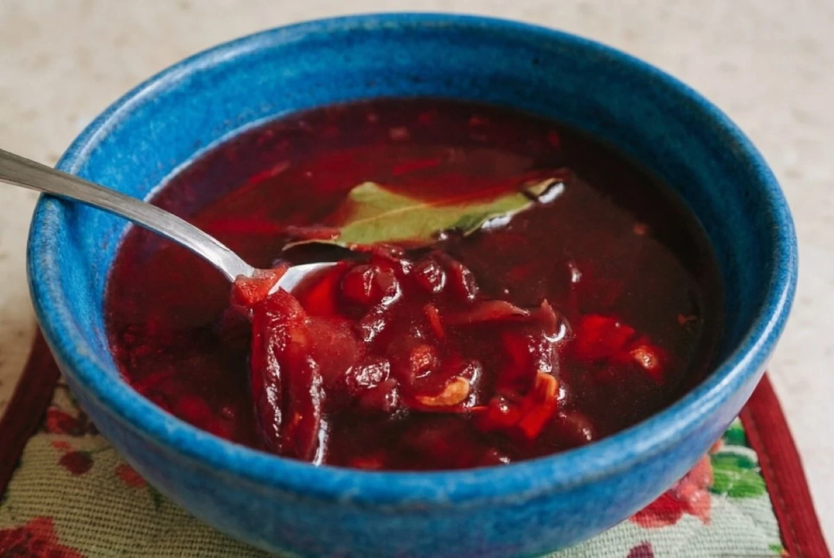 Por qué no debes dejar la cuchara en la sopa caliente: va más allá de las supersticiones