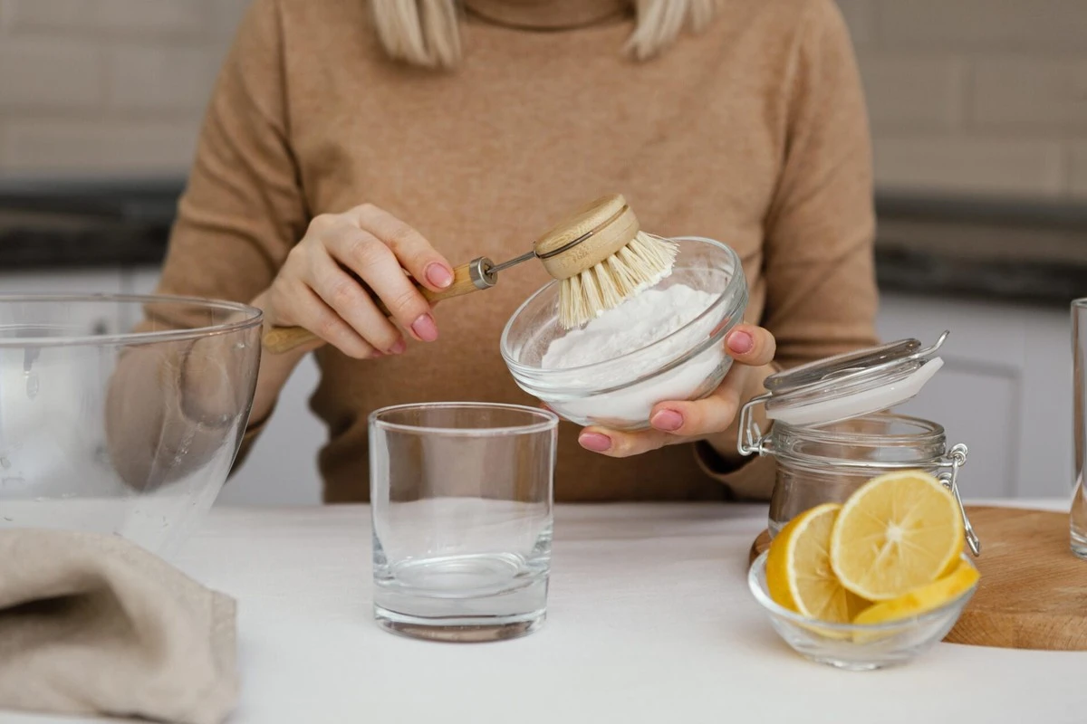 La abuela tenía razón: este truco casero de 3 céntimos elimina la grasa quemada sin químicos