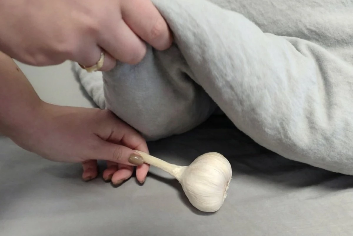 Por qué poner ajo bajo la almohada por la noche: el método olvidado de la abuela para dormir bien