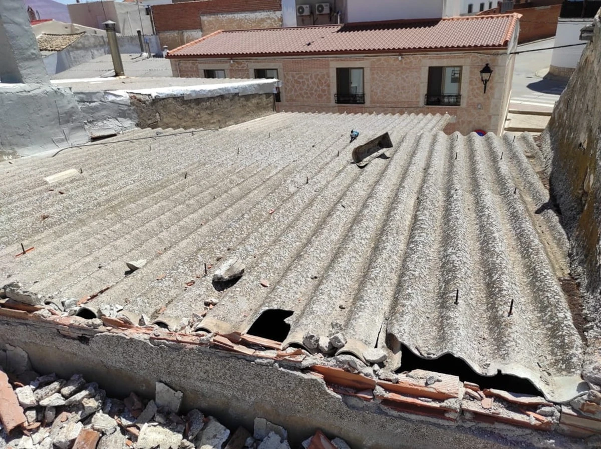 4remedioscasero-extra-1.webp 4 Remedios Caseros para Tapar Agujeros de Clavo en el Techo de Uralita - image 1