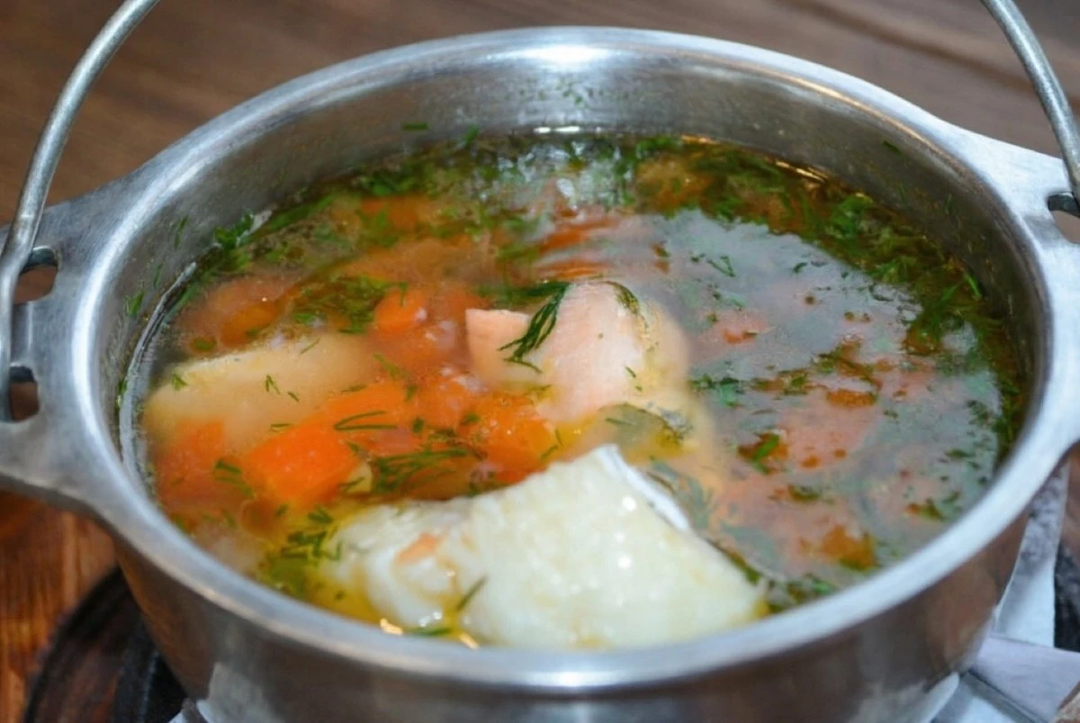 El secreto milenario de los pescadores rusos para una sopa de pescado cristalina: ¡nunca tapes la olla!