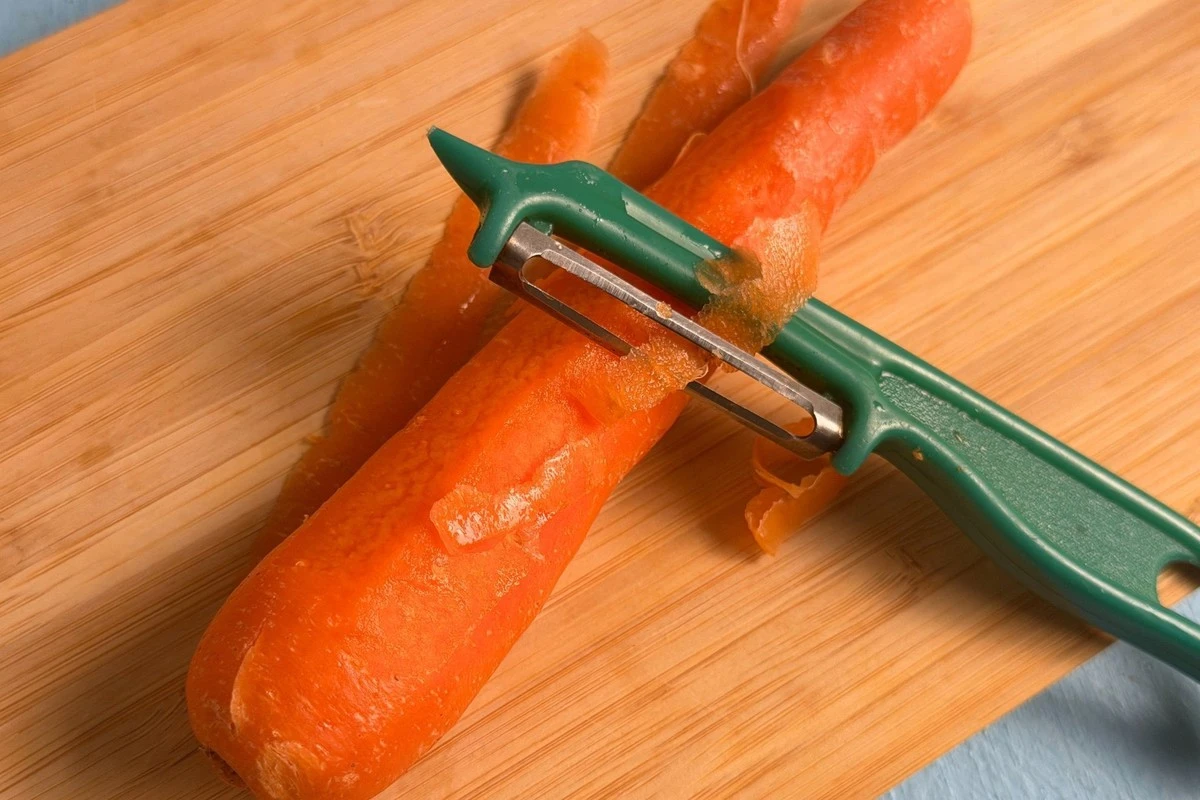 La Peladora de Verduras: El Arma Secreta de Tu Cocina Que Pensabas Que Solo Servía Para Pelar. - image 1