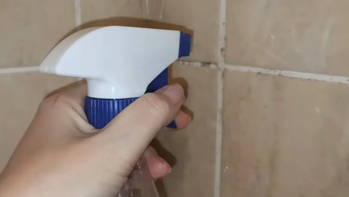 Elimina el moho negro de las juntas de azulejos en 15 minutos con esta pasta casera