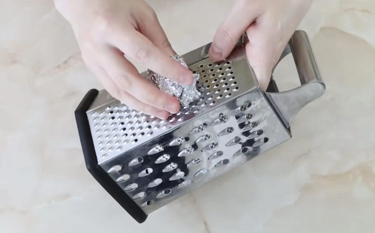 El truco infalible para afilar tu rallador con papel de aluminio