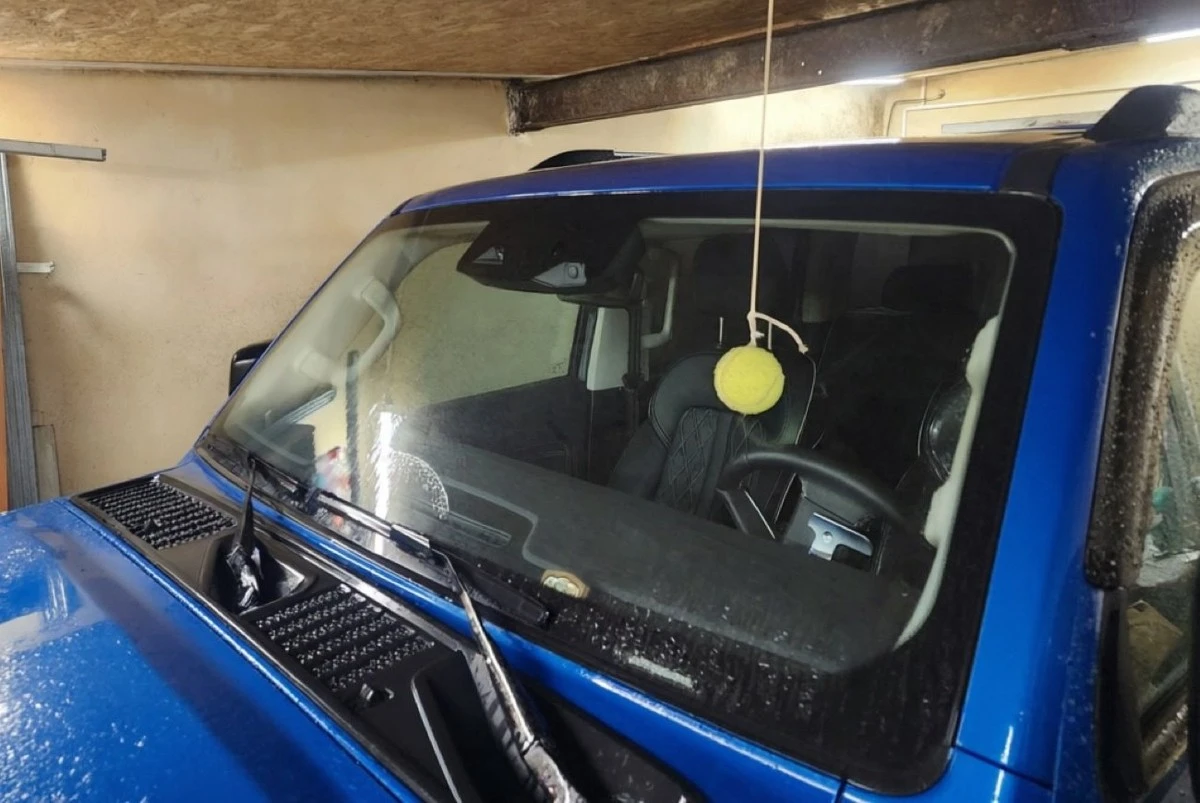 Dos trucos infalibles para evitar golpes en tu coche en garajes estrechos