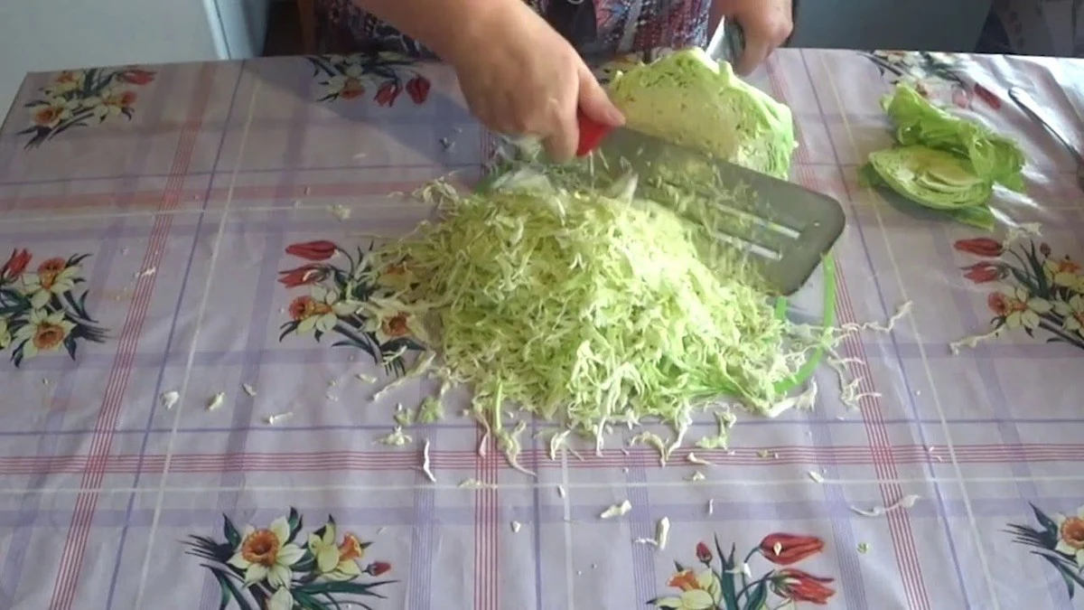 Corta repollo en 5 minutos sin cuchillo: el truco de chef que te cambiará la vida