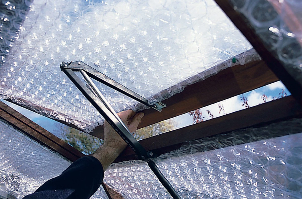 El truco secreto de los jardineros: protege tu invernadero del frío con este material de embalaje - image 1