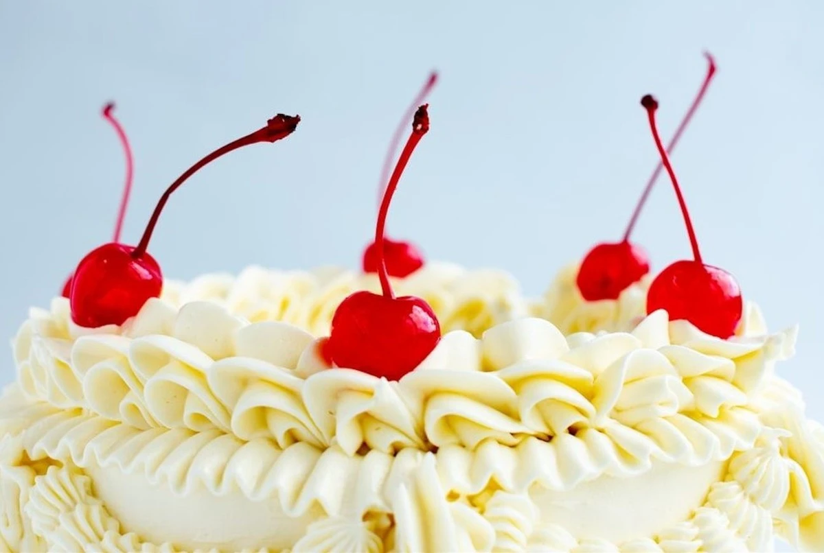 Olvida la crema de mantequilla: la base de crema agria que hará que cualquier bizcocho sea espectacular