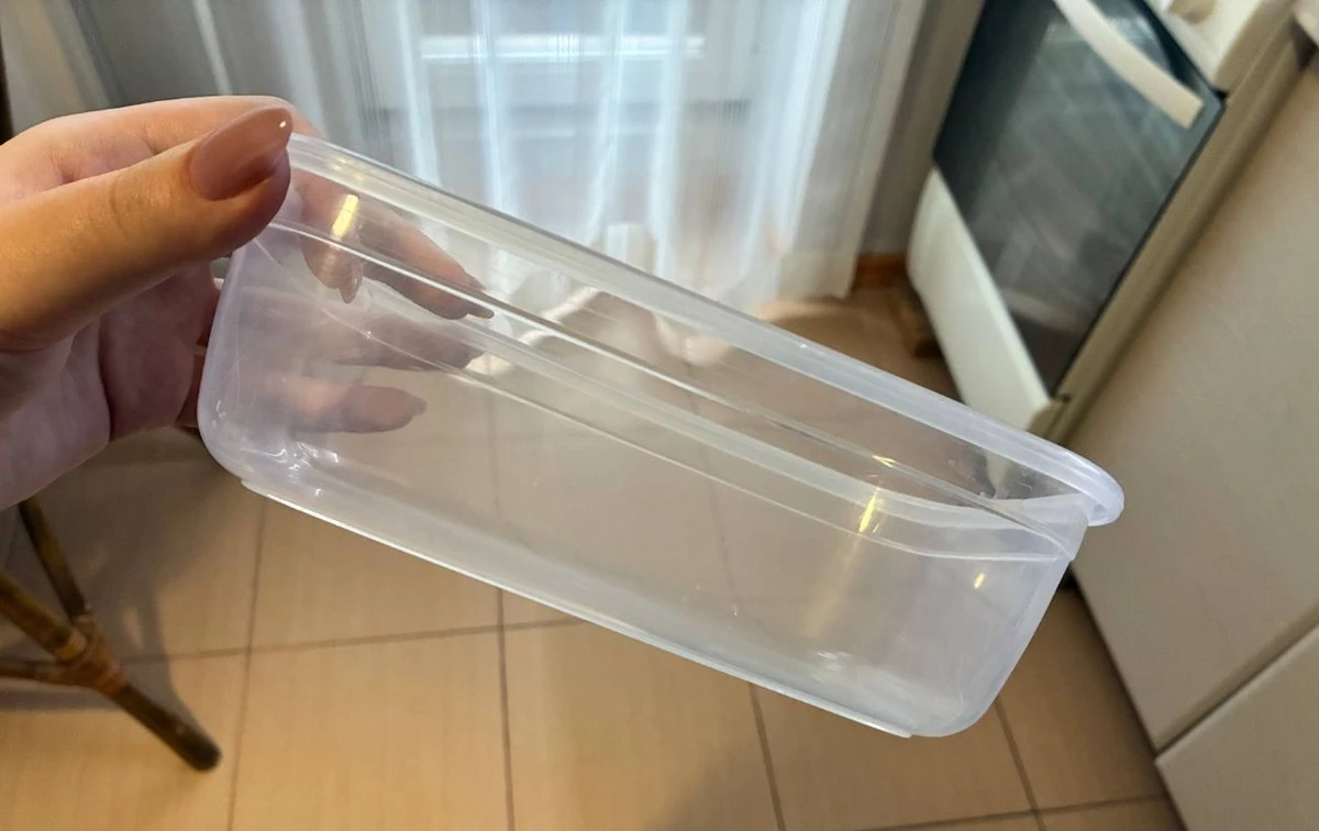 El contenedor de plástico que te salvas de cargar tu móvil en el suelo