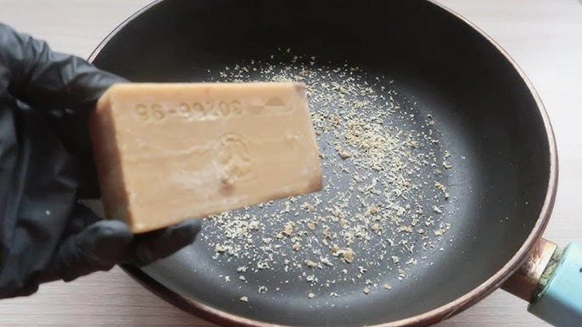 Adiós a las manchas: el truco casero con jabón que te ahorrará miles en detergente