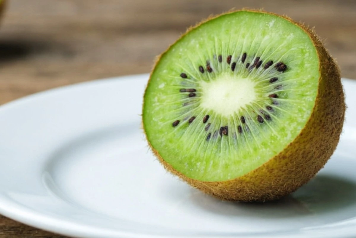 Por qué los dietistas recomiendan no tirar la piel del kiwi: el efecto en tu intestino y peso te sorprenderá