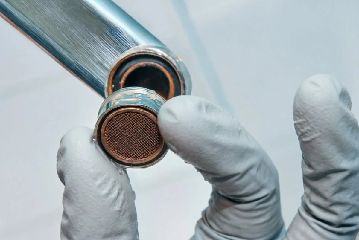 Limpia el aireador de tu grifo en minutos con este truco de tapa de botella