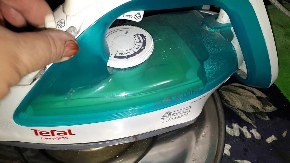 ¿Por qué tu plancha acumula sarro? La solución casera que te ahorra dinero