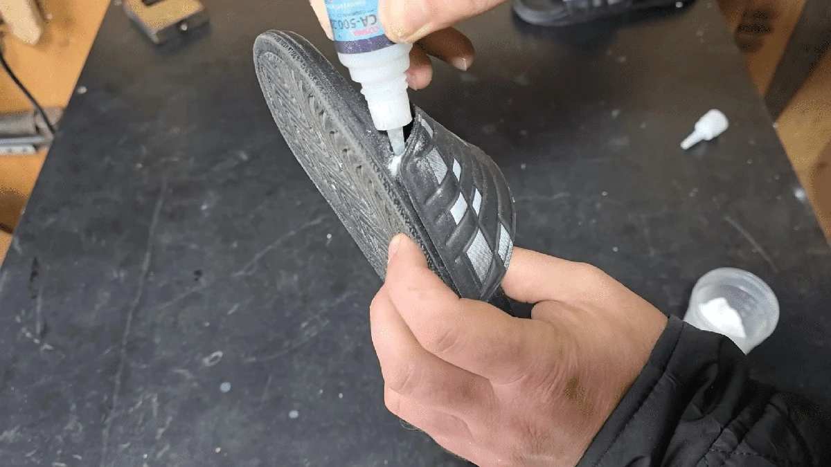 Resina de zapatero: el truco secreto para arreglar cualquiera calzado con un simple algodón