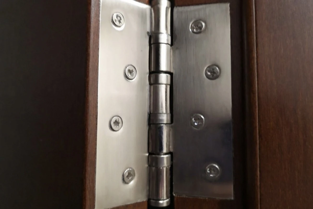 Adiós al chirrido de puertas: el truco casero que funciona en un minuto