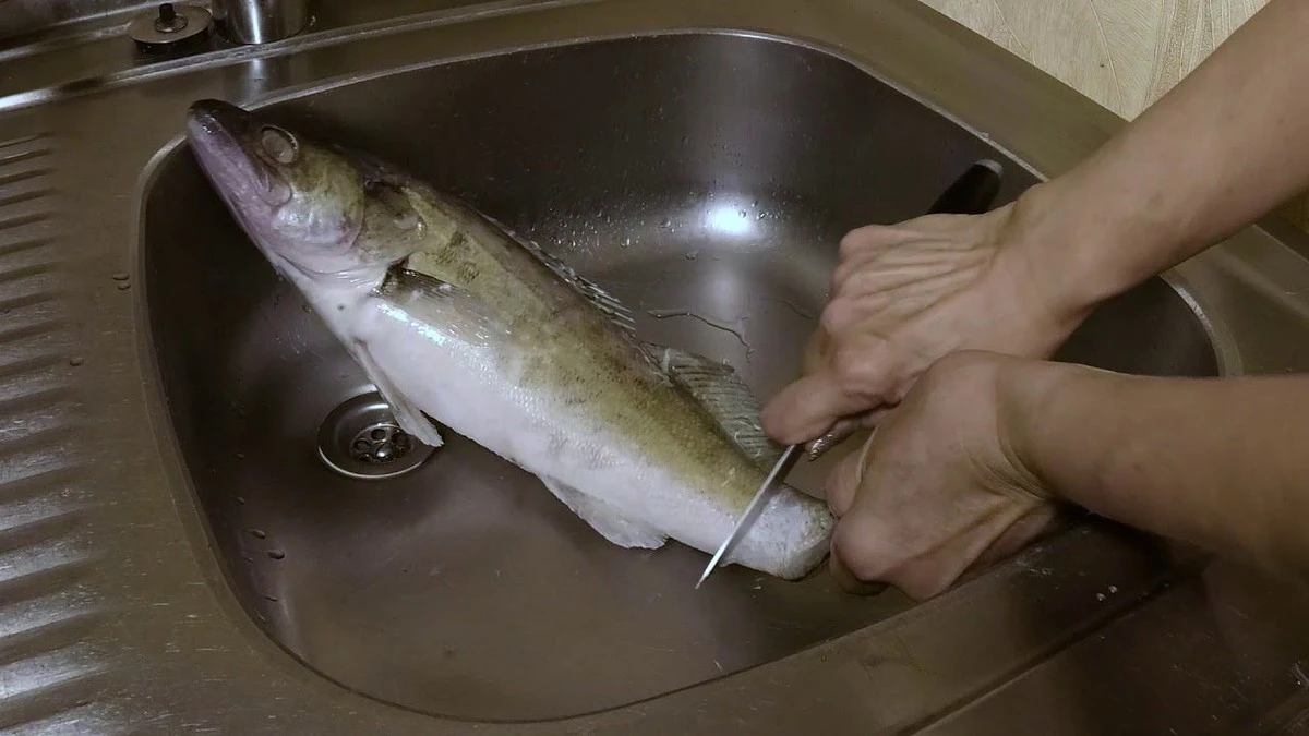 Un truco de cocina: el secreto para no perder el agarre al limpiar pescado