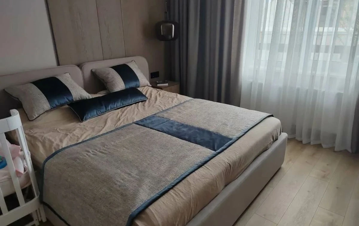 Este truco de ropa de cama elástica en 2 movimientos alisa tu sábana como un profesional