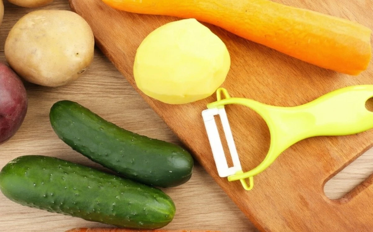 La Peladora de Verduras: El Arma Secreta de Tu Cocina Que Pensabas Que Solo Servía Para Pelar.