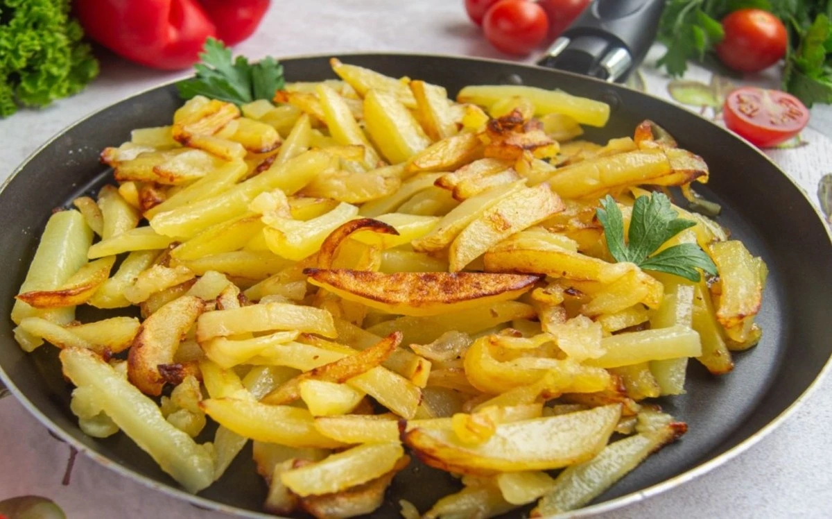 Por qué remover las papas con espátula al freír arruina tu plato: el error que cometen casi todas