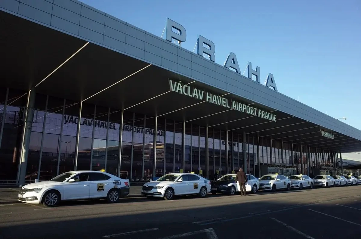 Adiós a las restricciones: puedes volver a llevar bebidas en tu equipaje de mano en el avión