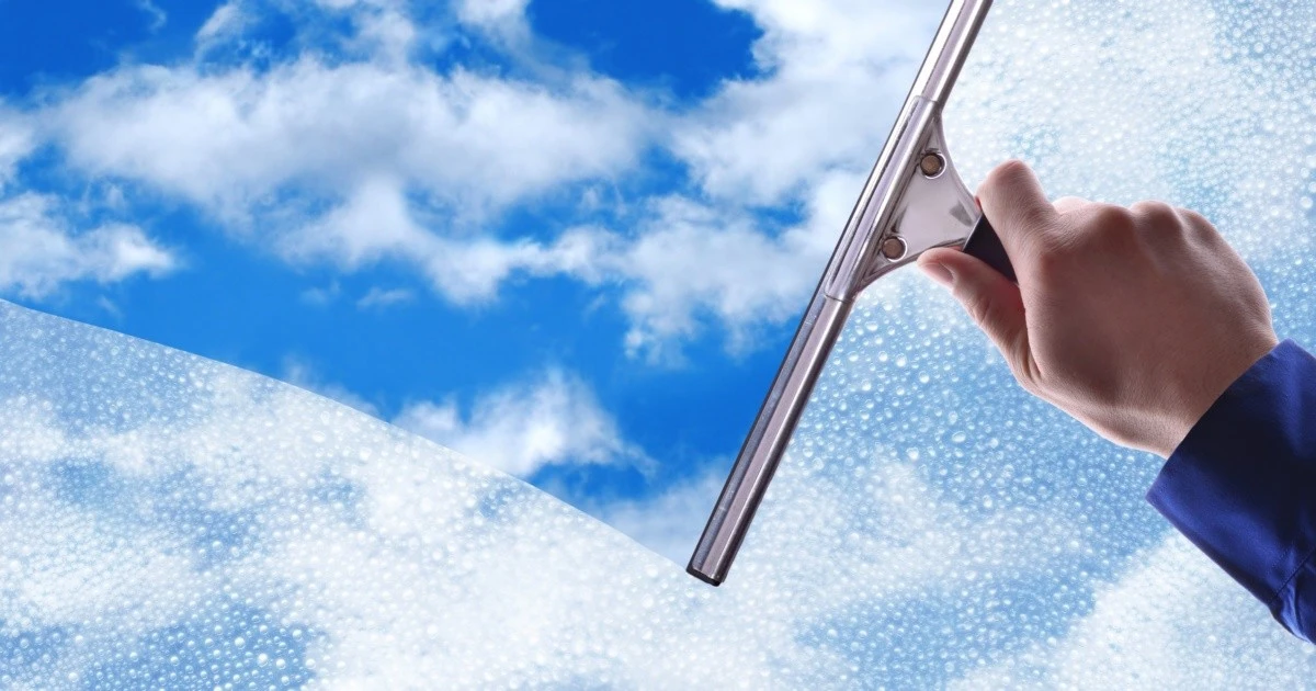 Olvídate del papel de periódico y el vinagre: el método infalible para ventanas impecables - image 1