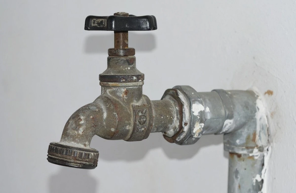 Tres trucos infalibles para abrir un grifo oxidado en 3 minutos (sin gastar ni llamar a un fontanero)