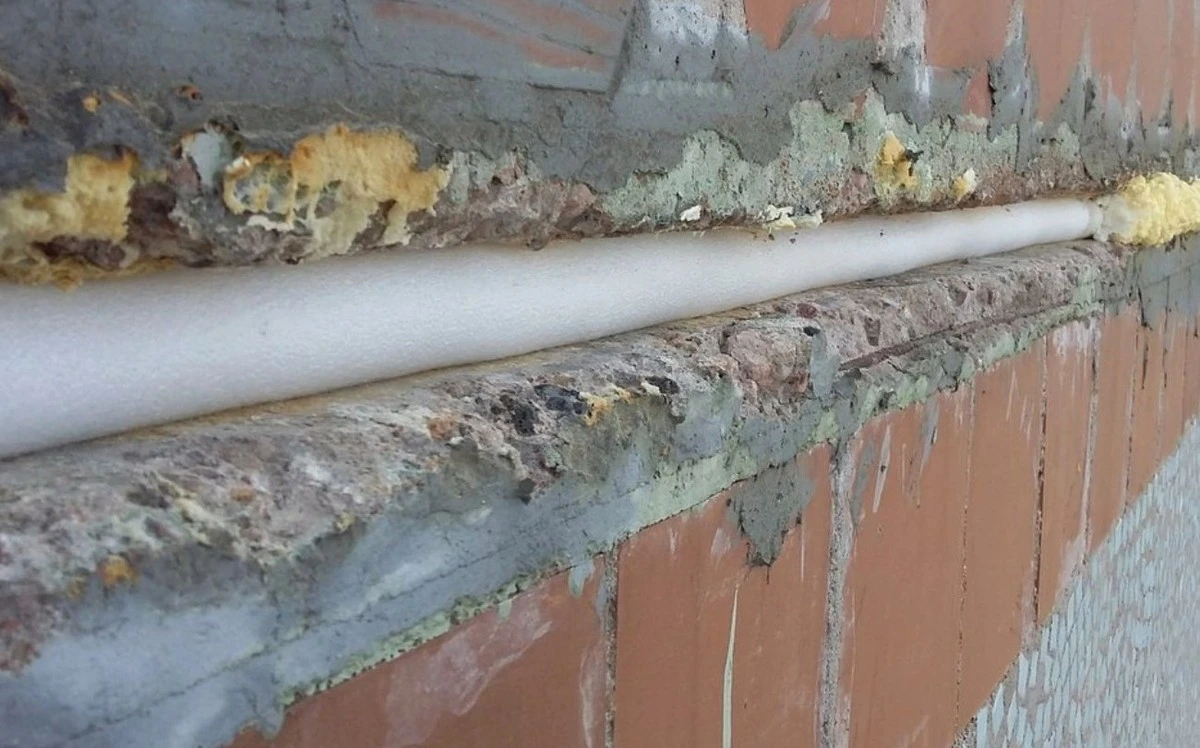 Tres errores comunes al sellar juntas de panel que acortan la vida de tu hogar