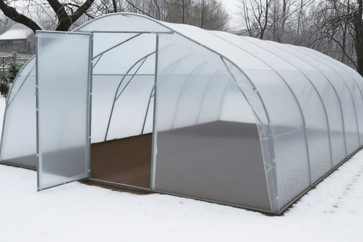 Adiós al policarbonato: el material que dura 4 años y tus plantas amarán