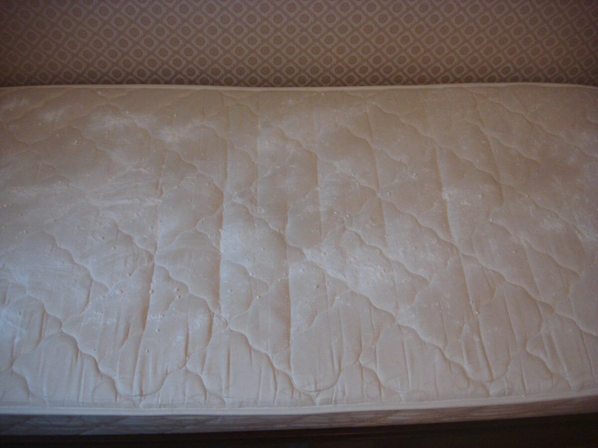 El truco de la plancha que resucita tu colchón: adiós a las manchas rebeldes