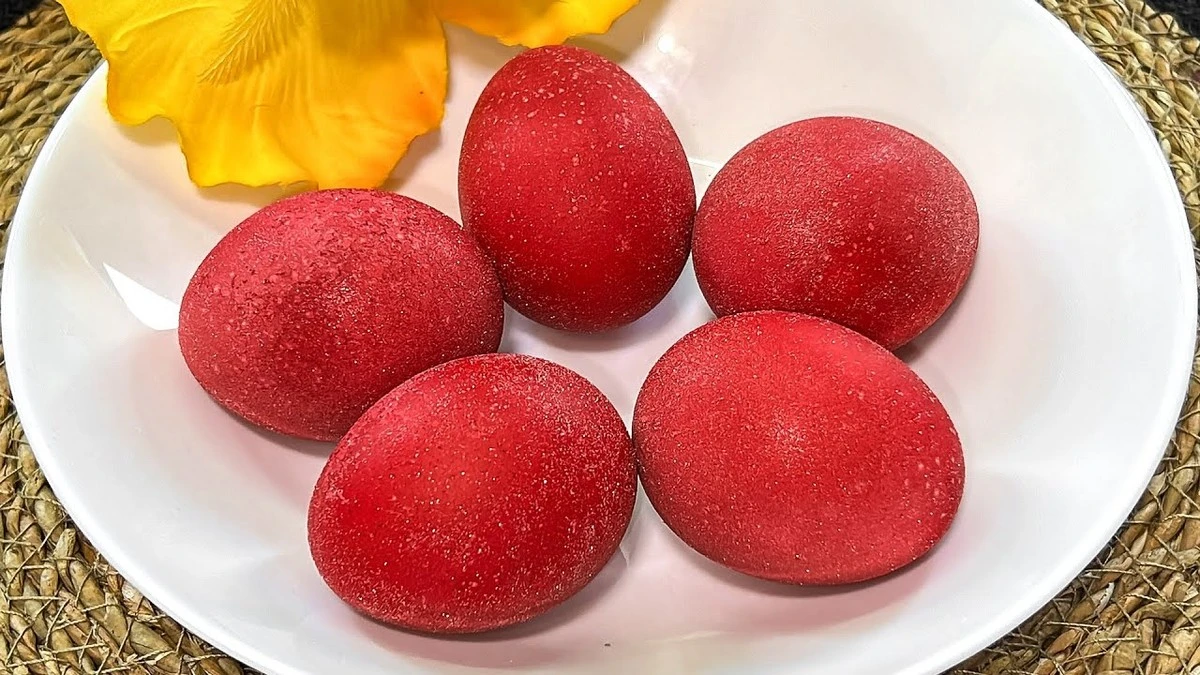 Olvídate de la cáscara de cebolla: así logras huevos de Pascua rojos como fresas