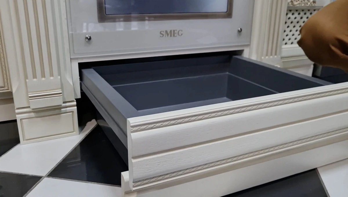 El "secreto" del cajón bajo el horno: no guardes libros de cocina, úsalo para esto