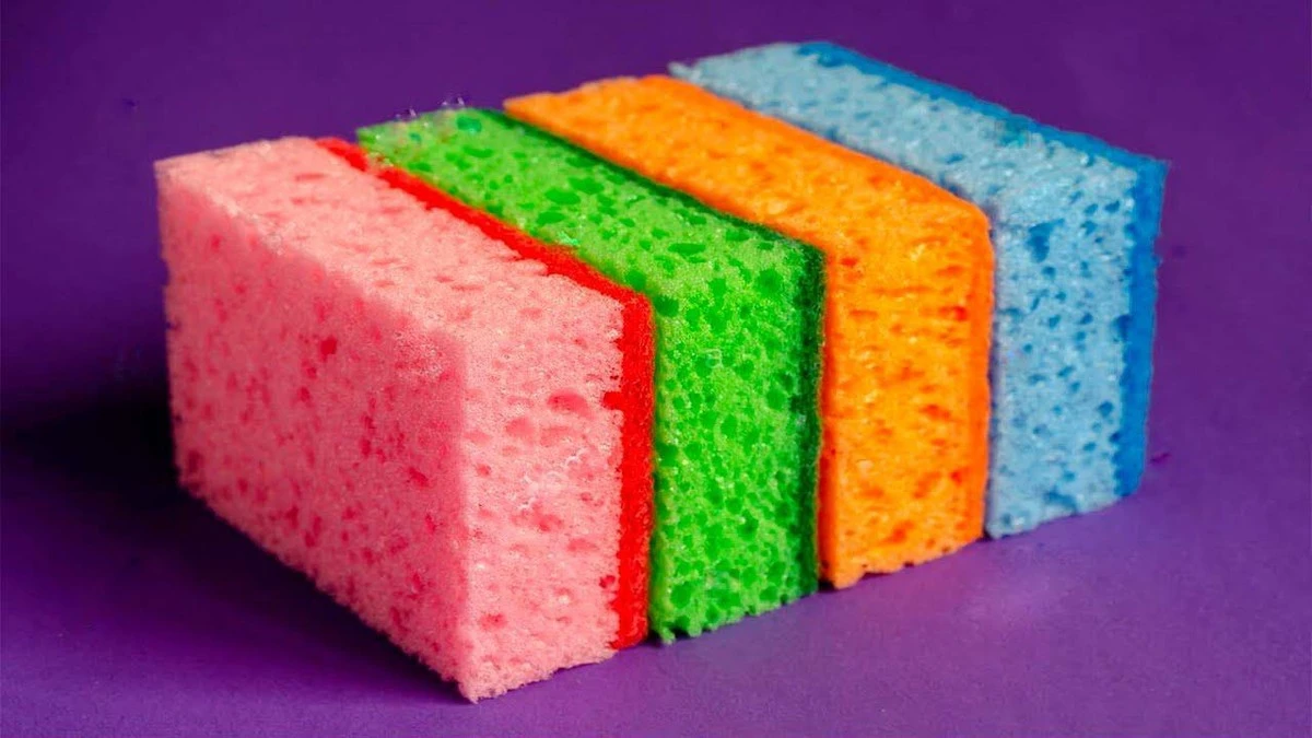 La esponja olvidada en la nevera: el truco que tu amiga compartió a las 2 AM y que cambiará tu cocina para siempre