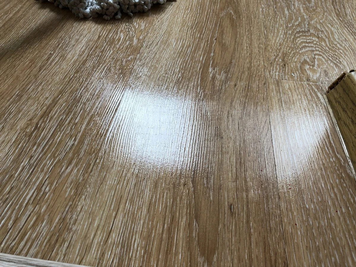 El truco del suavizante que mantiene tu suelo libre de polvo durante semanas