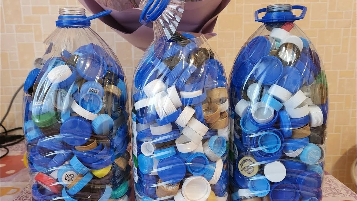 Por qué los organizadores expertos guardan tapas de botellas? Crean cestas sorprendentemente útiles