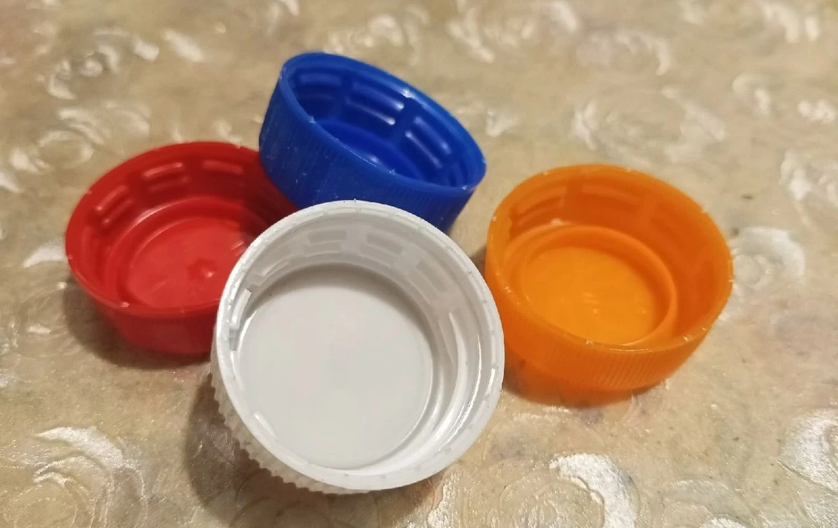 La sorprendente utilidad de las tapas de plástico que tienes en casa