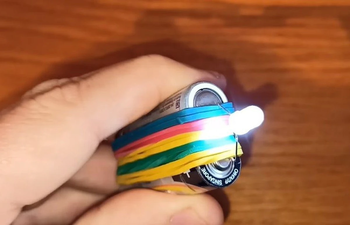 El electricista revela cómo crear un linterna eterna con solo 2 pilas: tu salvación en apagones