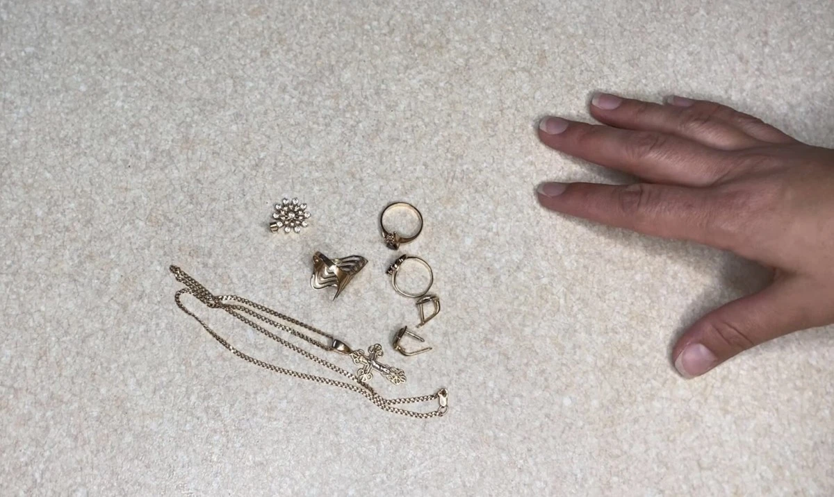 El brillo de tus joyas de oro renacerá con este truco casero