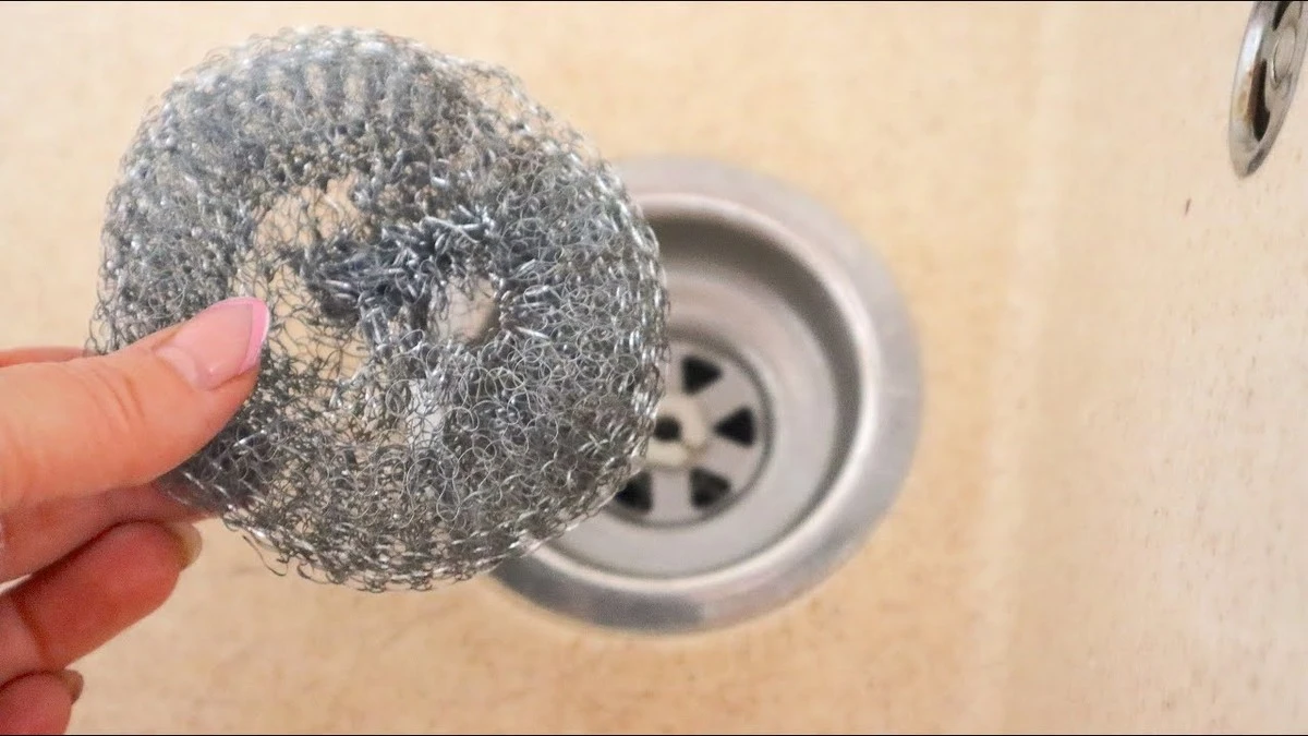 4 Usos Inesperados de una Esponja Metálica que Te Harán Comprarlas por Docenas