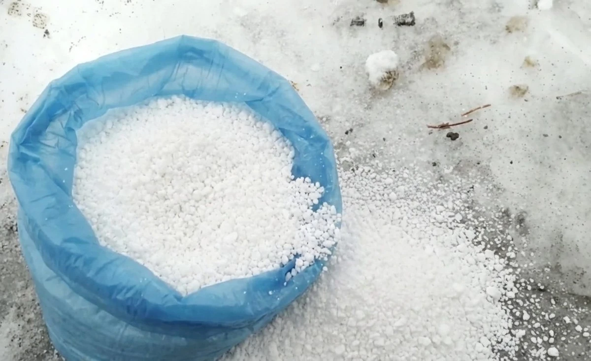 El secreto de jardineros expertos: cómo la urea evita la nieve y el hielo en tu camino